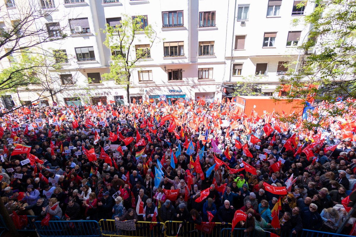 linarespsoe's tweet image. Hoy, representantes y afiliados del PSOE de Linares se sumaron a la manifestación en apoyo a Pedro Sánchez en Ferraz.

Nos unimos en una protesta pacífica, rechazando las tácticas de acoso y difamación, y reafirmando nuestro compromiso con la democracia.