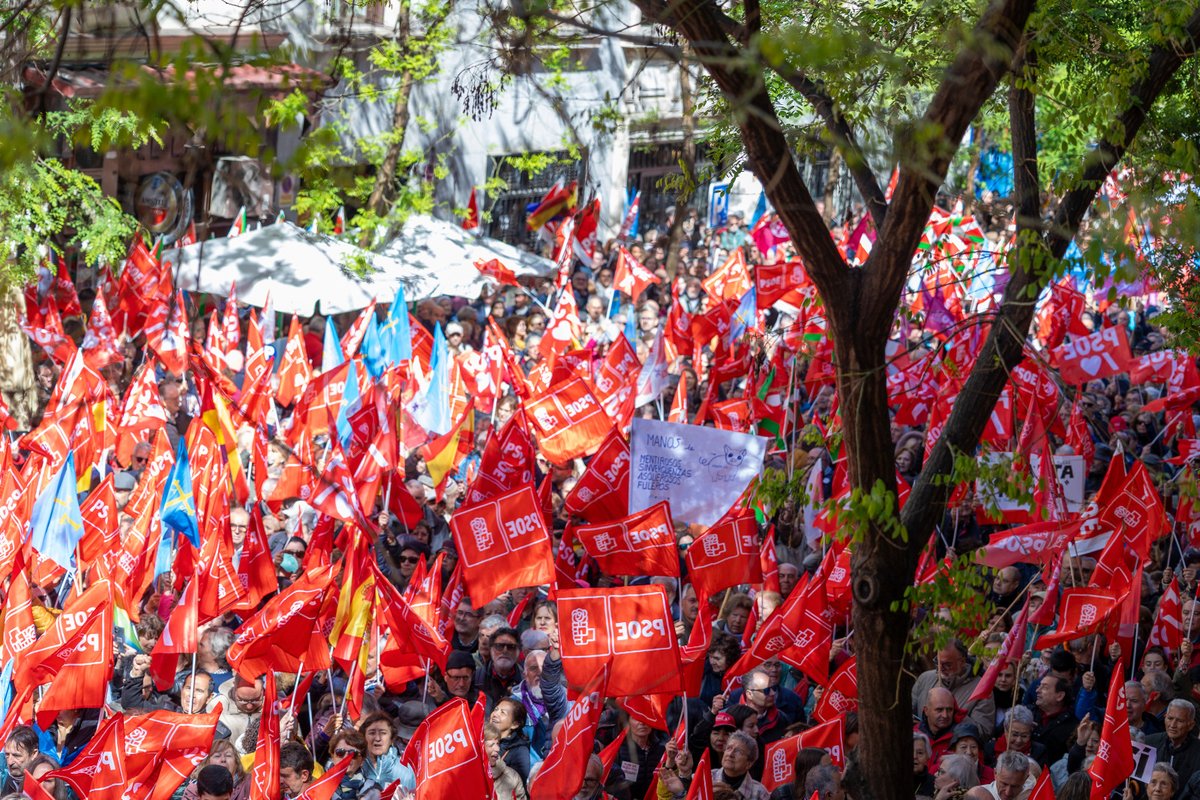 linarespsoe's tweet image. Hoy, representantes y afiliados del PSOE de Linares se sumaron a la manifestación en apoyo a Pedro Sánchez en Ferraz.

Nos unimos en una protesta pacífica, rechazando las tácticas de acoso y difamación, y reafirmando nuestro compromiso con la democracia.