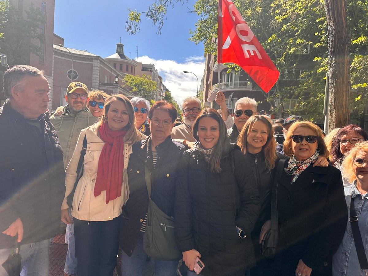linarespsoe's tweet image. Hoy, representantes y afiliados del PSOE de Linares se sumaron a la manifestación en apoyo a Pedro Sánchez en Ferraz.

Nos unimos en una protesta pacífica, rechazando las tácticas de acoso y difamación, y reafirmando nuestro compromiso con la democracia.
