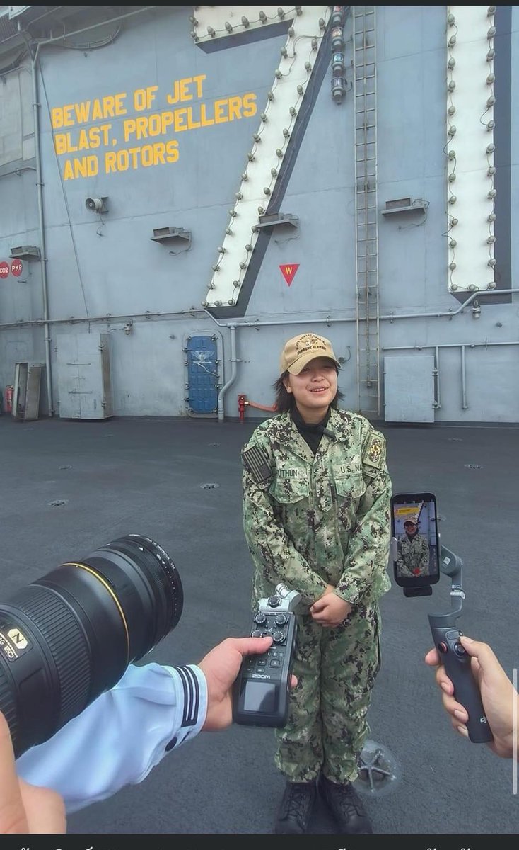 น้องพิมพ์ Pimpaka Kruthun​ อายุ 20 ปี สาวจากจังหวัดตาก คนไทยเพียงหนึ่งเดียวที่ทำงานอยู่บนเรือ USS Theodore Roosevelt (CVN-71)​

Cr.FB Kittidej
Thx for US embassy & US Navy

#USSTheodoreRoosevelt 
#CVN71