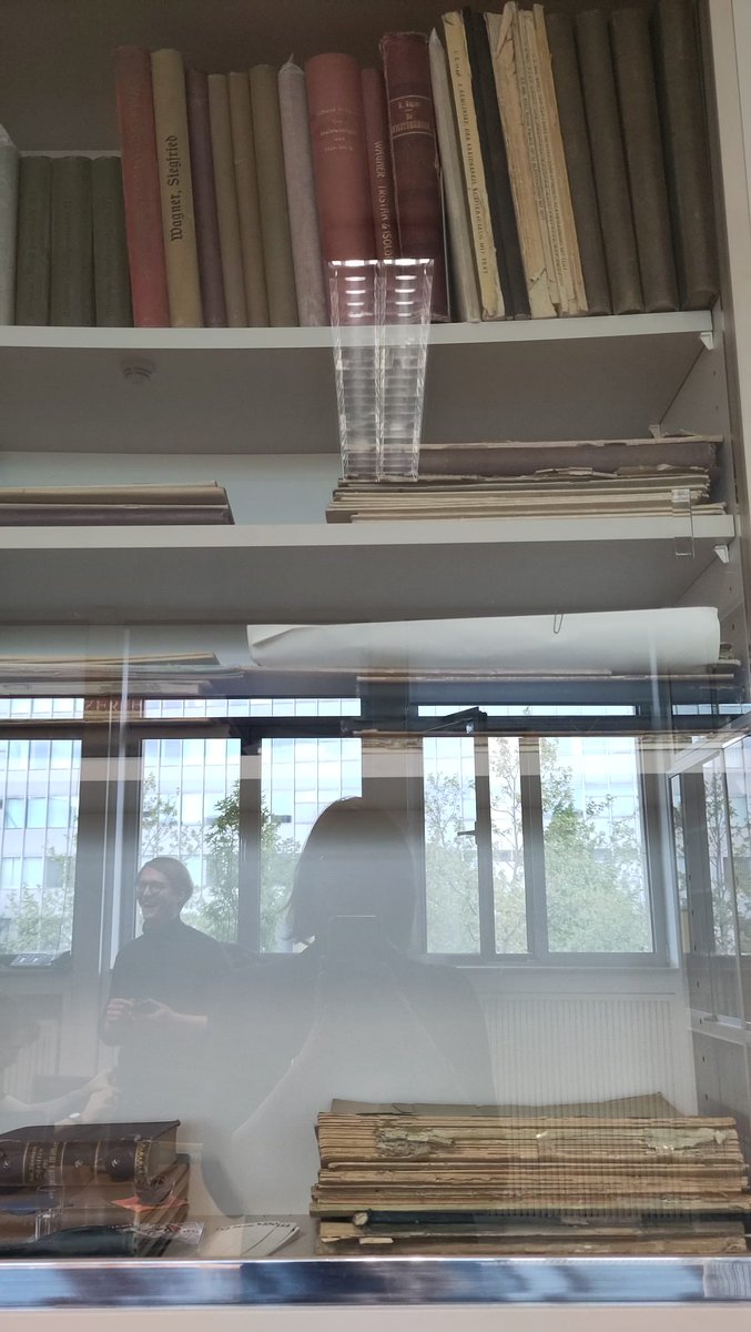Performative Soziologie (@performsoz) on Twitter photo Treffen der AG performative Soziologie in der Adorno-Bibliothek. Die beiden Sprecher:innen gespiegelt in den Vitrinen des Vordenkers. <a href="/IfSFrankfurt/">IfS Frankfurt</a>, 25. April 2024 Treffen der AG performative Soziologie in der Adorno-Bibliothek. Die beiden Sprecher:innen gespiegelt in den Vitrinen des Vordenkers. <a href="/IfSFrankfurt/">IfS Frankfurt</a>, 25. April 2024