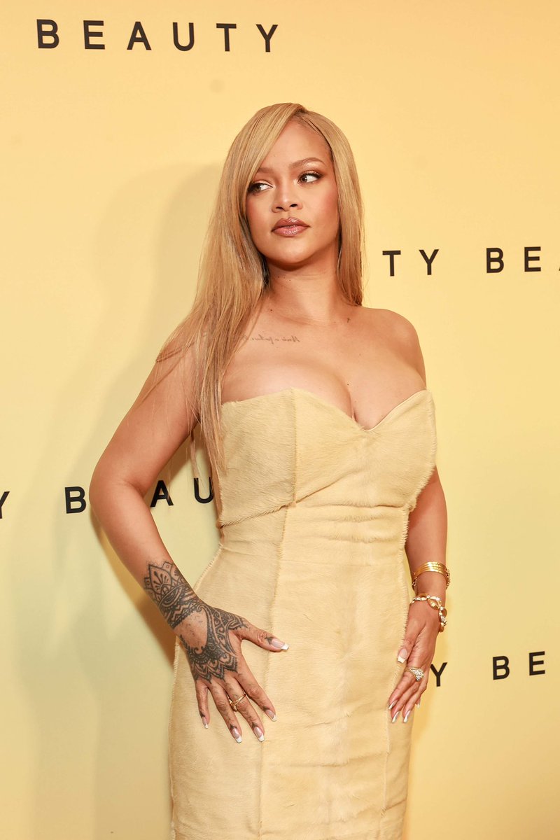 As if Rihanna wasn’t going to match the backdrop at her Fenty Beauty event in LA