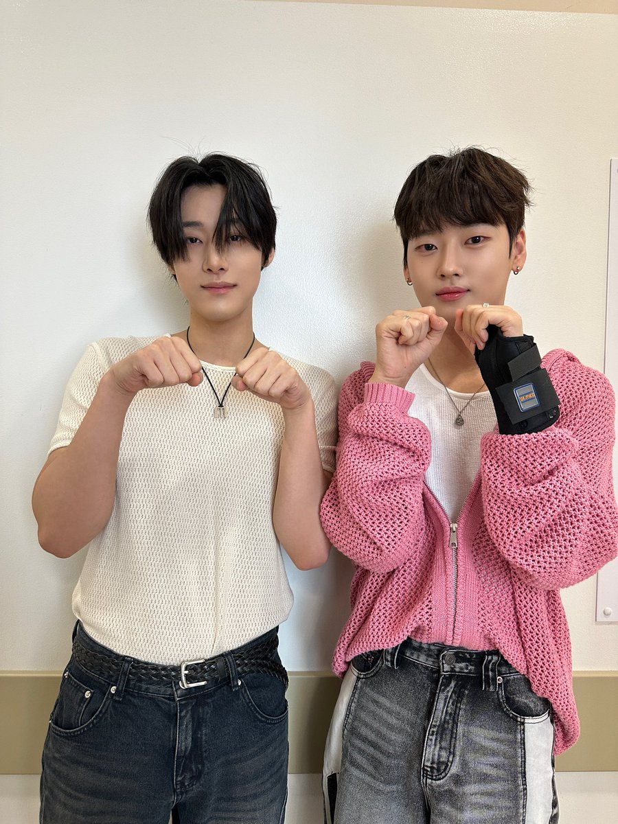 【#WEi】

4/28 WEi 2nd Japan Mini Album[WAVE]プロモーションイベント

明日の2ショット撮影会のポーズ📸

1. 向かい合ってキャッポーズ
2. 約束ポーズ
3. ビーバーポーズ

3つの中からお選びください💗

<a href="/WEi_Official_JP/">WEi JAPAN OFFICIAL</a> 
#WEi #위아이