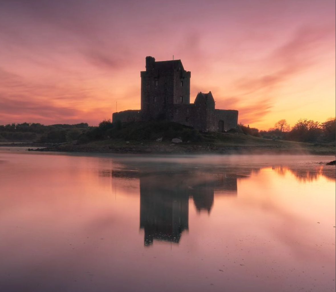 Sunrise this morning at Dunguaire Castle in Kinvara, Co. Galway 🏰🌅

#LoveGalway #WildAtlanticWay 
📸ig/kilanowskiphotography