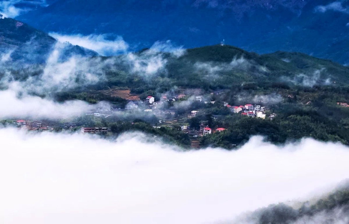 🏞️🌞Have you ever seen a wind farm in a grassy mountain that resembles a fairyland? Here is the first inland wind farm in Fujian province, with a total of 23 turbines. On a good day, standing at the mountain top, you can overlook the surging sea of clouds resembling waves.…