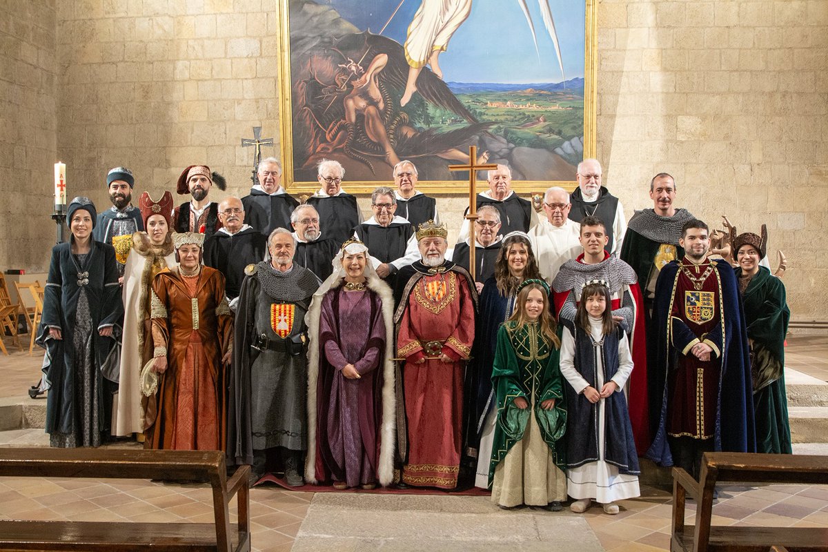 ⛪️ La comitiva reial ha assistit aquest matí a la Missa Gregoriana a l’església de Sant Miquel, dins dels actes de la 37a Setmana Medieval de Sant Jordi. 🗣️ L’eucaristia ha comptat amb la participació de l’Schola Cantorum de Sant Miquel.