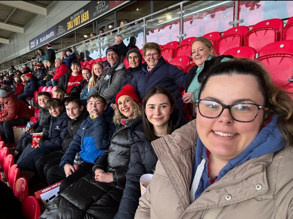 Hwyl a cwmni da yn y rygbi nithwr ! Diolch i <a href="/scarlets_rugby/">Scarlets Rugby</a> am y tocynau 🏉 #boisllanddarog #ontour