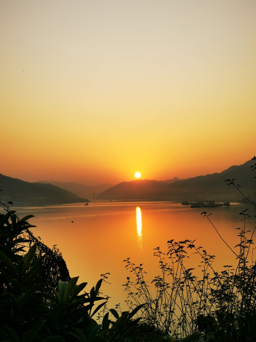 Where have you seen the best sunset? 🤔😍 🛳️ 💫  

#YangtzeRiver #ChinaTravel #CenturyCruises 🌐 #CruiseLife