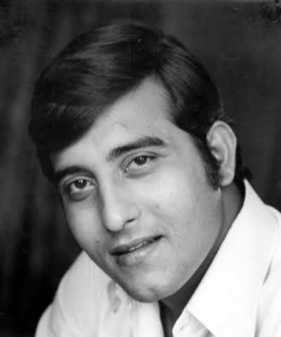 . @DirectorsIFTDA remembers legendary actor #VinodKhanna ji on his death anniversary.He was,at the time, one of the highest paid actors in Hindi films. He has been posthumously awarded India’s highest award in cinema,the Dadasaheb Phalke Award(2018) at 65th National Film Awards.