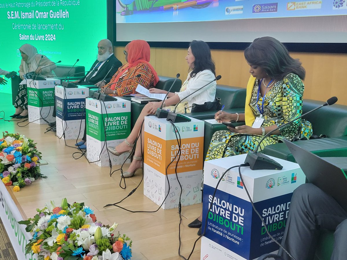 📚L’@UNESCO est ravie de participer à la 2e édition du Salon du Livre de #Djibouti. Mme Misako ITO y a souligné le rôle crucial du livre comme pont entre les cultures et générations, appelant à des politiques fortes pour un accès universel à la littérature, enrichissant…