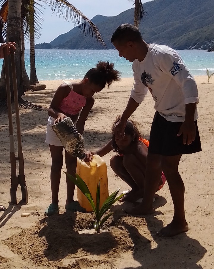 En la #Restauración y #Reforestación de ecosistemas los niños juegan un papel fundamental.

En #AulaAbierta a través de la #EducaciónAmbiental brindamos a las niñas y niños la experiencia de tener contacto con la naturaleza y desarrollar sentido de pertenencia.