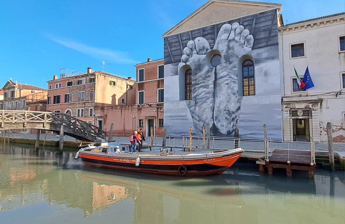 1/ Le pape se rendra demain dans cette prison pour femmes qui est le pavillon que le Saint-Siège a choisi pour la @la_Biennale de Venise, prenant le contre-pied des autres États engagés dans la course au prestige, à l’argent et à l’influence.