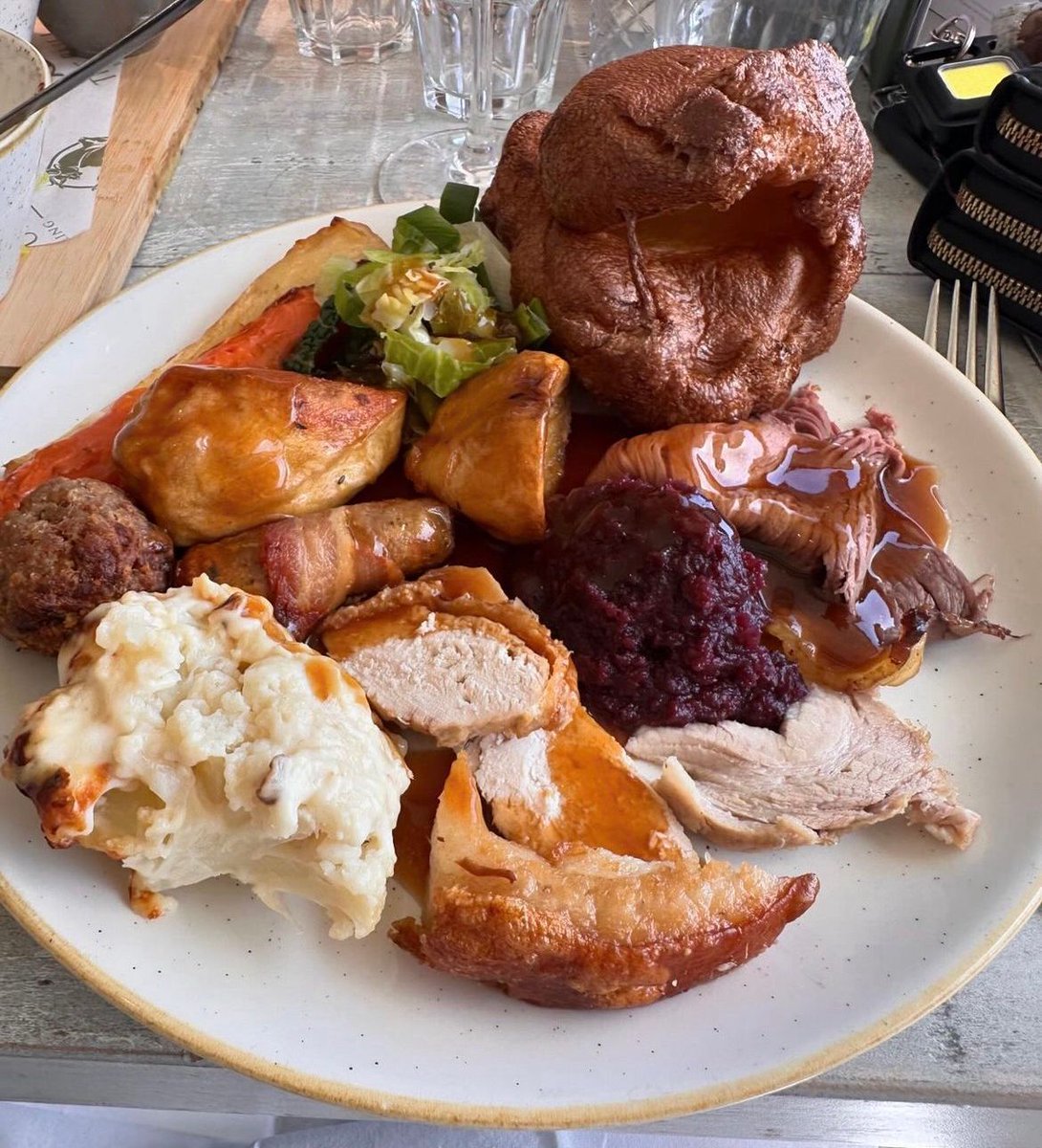 Anybody else already looking forward to a big, fat Sunday roast, or is it just us? 

#SundayRoast #PubLunch #Ditchling @youngspubs