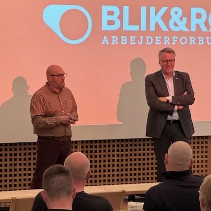 Motoren i den grønne omstilling! Konkurrencen er benhård. Danmark er front med grøn industriproduktion og omstilling. Vi skal skabe endnu flere grønne job. En fornøjelse at besøge @BlikRoer og forbundsformand @HenrikWPeterse1 I er afgørende for den grønne omstilling! #dkpol