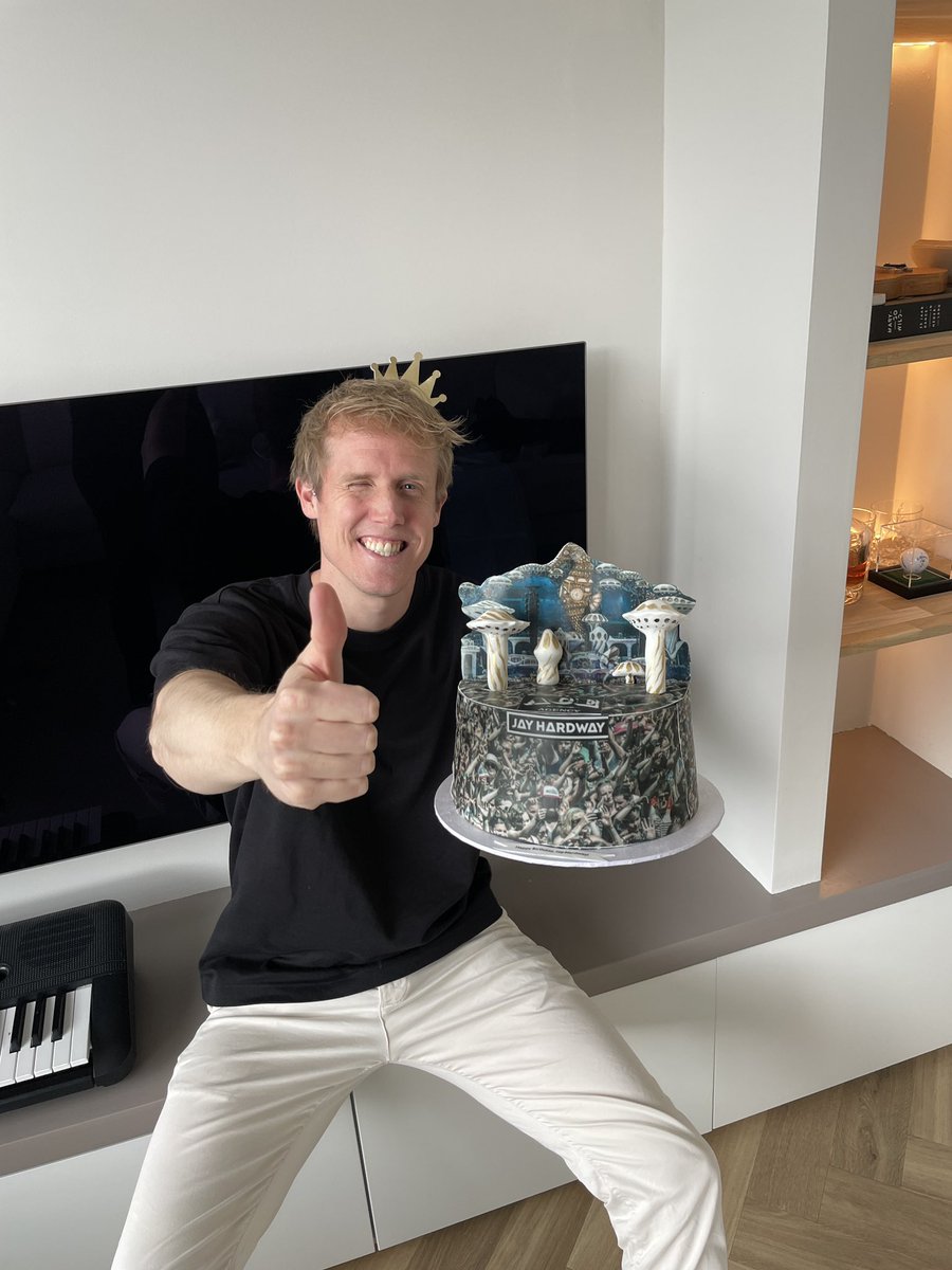 Happy birthday to me and the King 🥳🤴 
Thanks @AceAgency for the cake, it’s getting me very hyped up to play Tomorrowland later this year 🙌