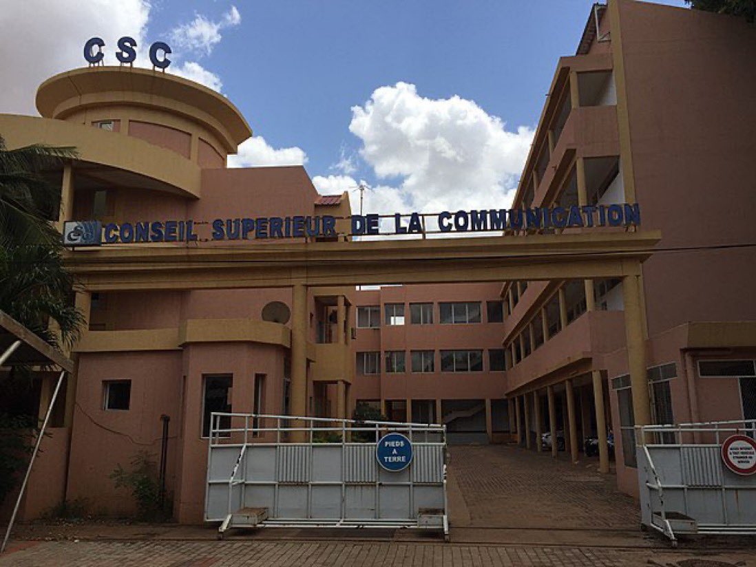 #Burkina_Faso ARTICLE condamne la suspension des programmes radio de la @BBCAfrica et @VOAAfrique par le #CSC. Il est leur est reproché d'avoir relayé 1 rapport de @hrw_fr accusant l'armée burkinabè d'exécutions de civils. Les autorités doivent immédiatement lever 7 suspension.