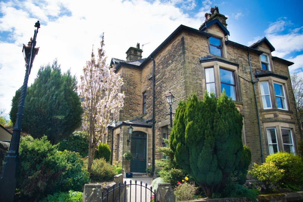 Compton House Guest House, offers stunning accommodation in Buxton, Derbyshire! 🐶 Welcomes dogs and small pets 🐾 weacceptpets.co.uk/Derbyshire/7537 #ComptonHouseGuestHouse #Buxton #Accommodation #PeakDistrict #Explore #Derbyshire #TravelGoals #PoolesCavern #ThePavillionGardens #GoApe