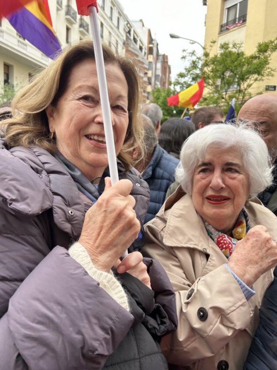 📷 Carmen Romero, exmujer de Felipe González, en la concentración en Ferraz de apoyo a Sánchez. A su lado, Paquita Sahuquillo. Aquí @pvallin escribe sobre ella: lavanguardia.com/politica/20230… Fuente: @peralvarezm.