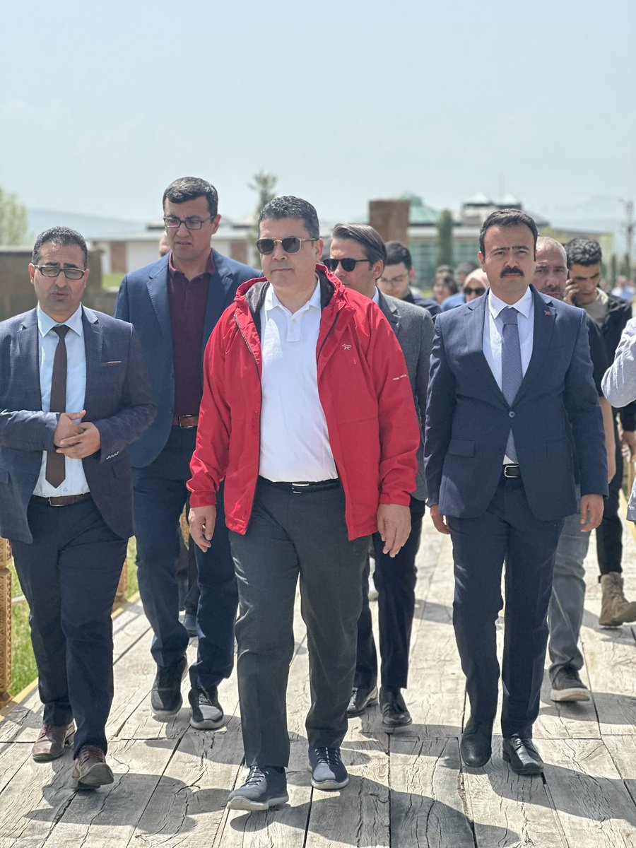 Ahlat’tayız… Türk kültür ve medeniyetinin kolektif hafıza abidelerinden biri de bugünden bakıldığında somut örnek olarak Ahlat mezar taşlarıdır. Ahlat’ta bulunan kültürel rezerv, çeşitli proje ve programlar ile geçmişe gönderme yapılarak canlandırılmak istenmektedir.…