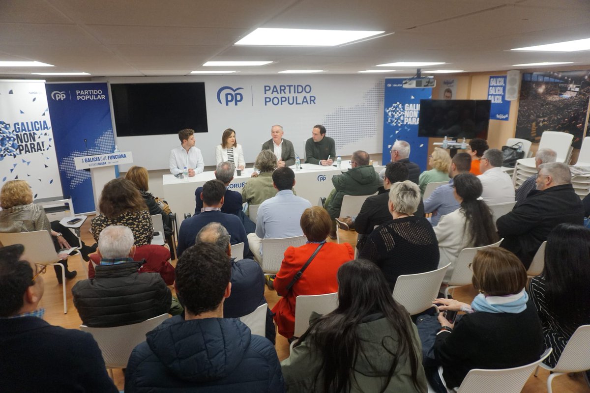 El PP somos una gran familia y como tal, celebramos con alegría cuando crecemos👫👩🏽‍🤝‍👩🏾👬 Miguel Lorenzo 'bautizó' a nuevos afiliados en nuestra ciudad, a quienes felicitó por formar parte del partido con más miembros en A Coruña, Galicia y España.