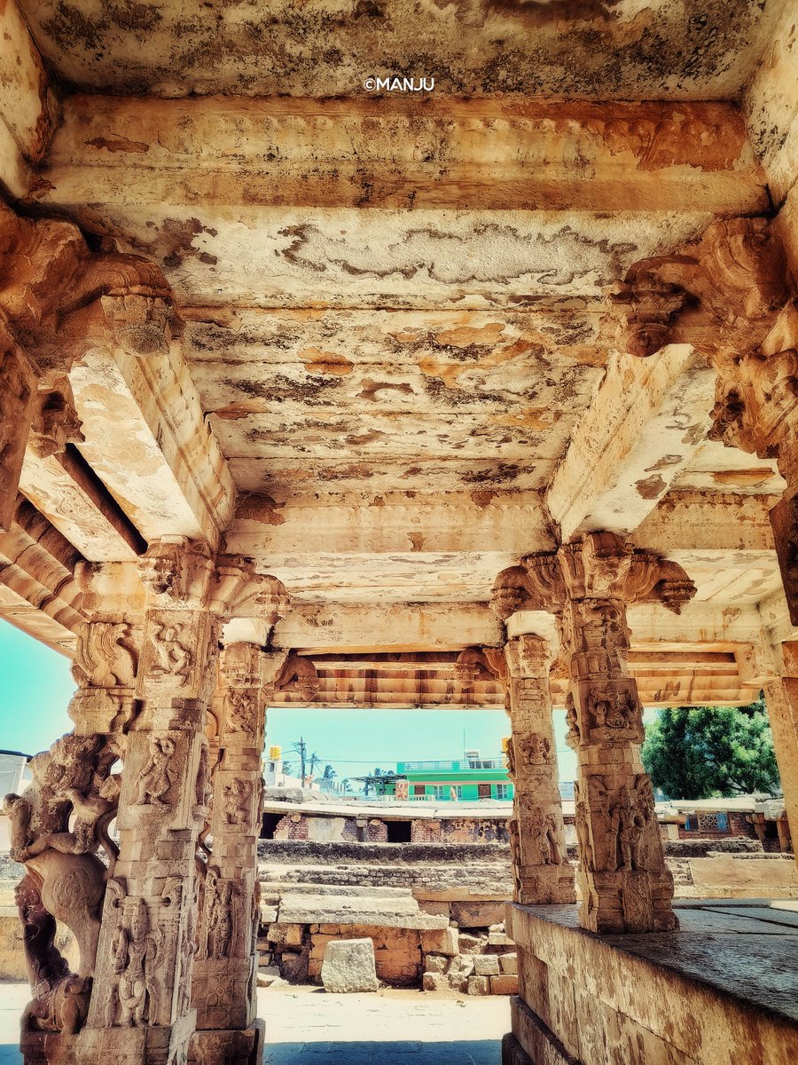 SHIVOHAM

#TemplesOfIndia #DravidianArchitecture #BhogaNandeeshwara #Shiva #Ancient #canonphotography #TemplePhotography #DSLRPhotography