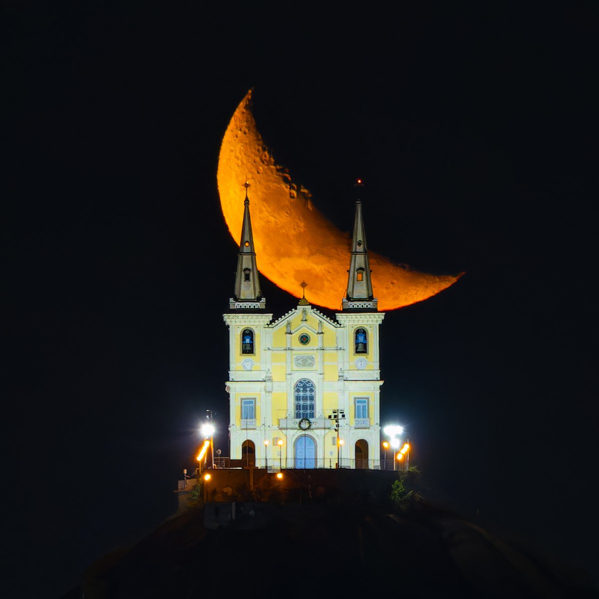 “Crescent moonset set at 26%.” 📷  Canon EOS R10 | 400mm | ƒ/5.6 | 1/25s | ISO 3200 👉 Photo by Thiago Castro 📍 Planned with PhotoPills: photopills.com