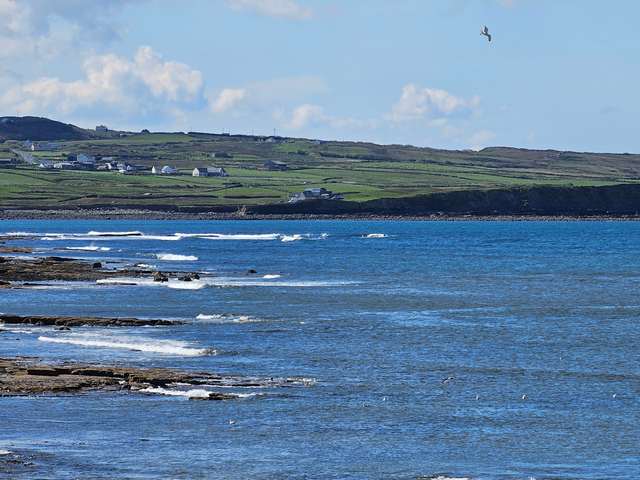 1 to 2ft glassy waves with a gentle offshore breeze, 8knt NE. Air 9C, sea 10.8C, high tide 07: and 20:09, low tide 13:46 #SurfReportLahinch