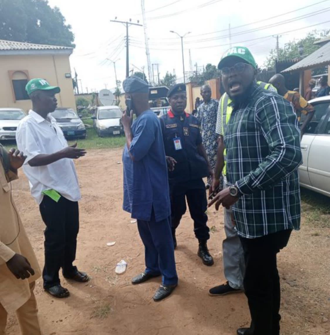 Nigerian Police Arrest, Illegally Detain AAC Chairman In Oyo While On Election Duty | Sahara Reporters bit.ly/3JAyJAz