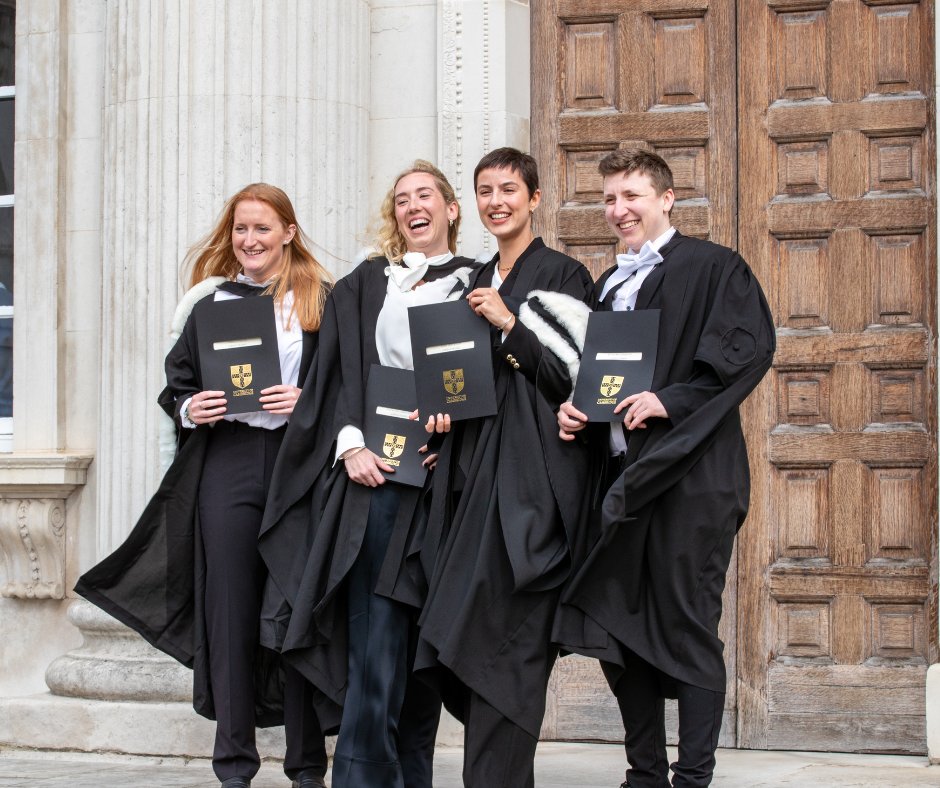 HUGE congratulations to all the new #CambridgeGraduates today! 🙌 🍾 Welcome to the alumni team 🤗 

#CambridgeAlumni #TeamCambridge #Graduations
📷 Nick Saffell