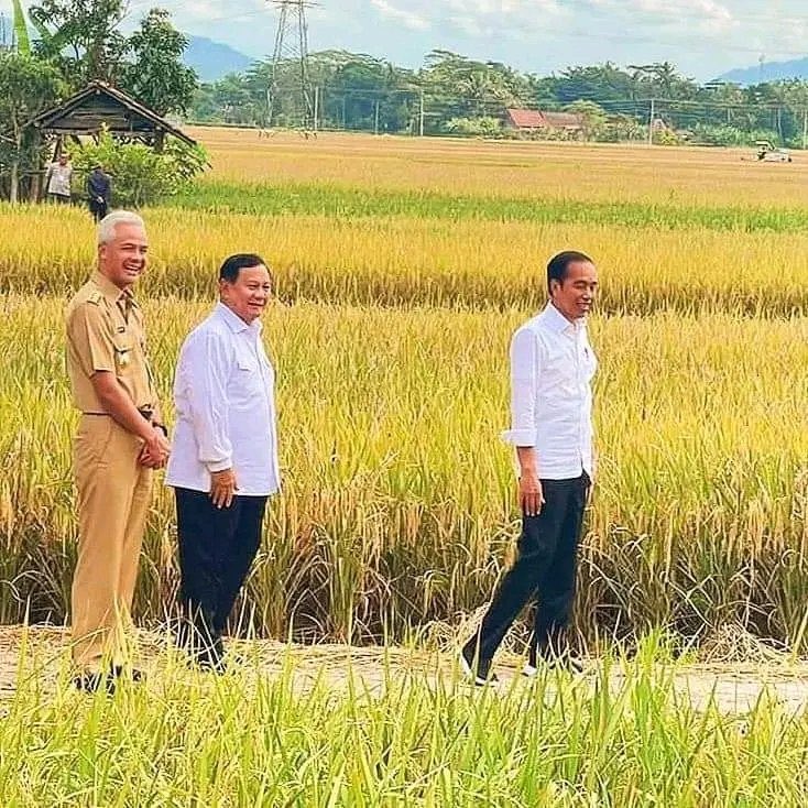 BIAR TETANGGA SEBELAH NYADAR Bahwa, pak @jokowi sdh lakukan upaya utk dukung pak GP, Tapi demi persatuan, keduanya harus bergandeng tangan. Eh tapi ada yg tidak sepaham, hingga tak mau ditempatkan pada tempatnya hingga pak Jokowi harus memilih yg terbaik diantara keduanya.