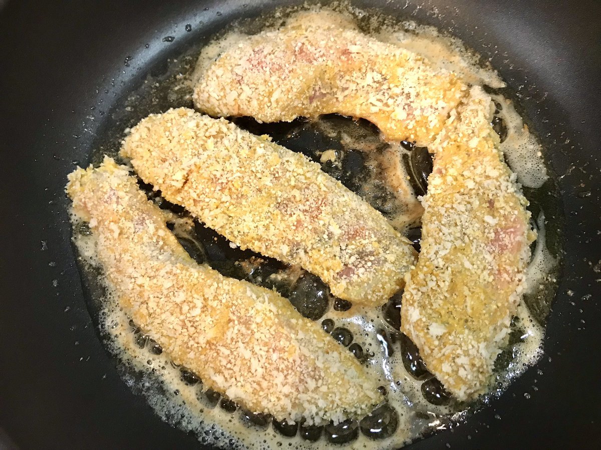 mainooyatsu's tweet photo. 大人気の魚料理！生鮭にカレー粉＋マヨを塗り、パン粉＋粉チーズをまぶしたら、バターと油を熱して焼く。本当においしい🐟 https://t.co/VMri0Ixq3x