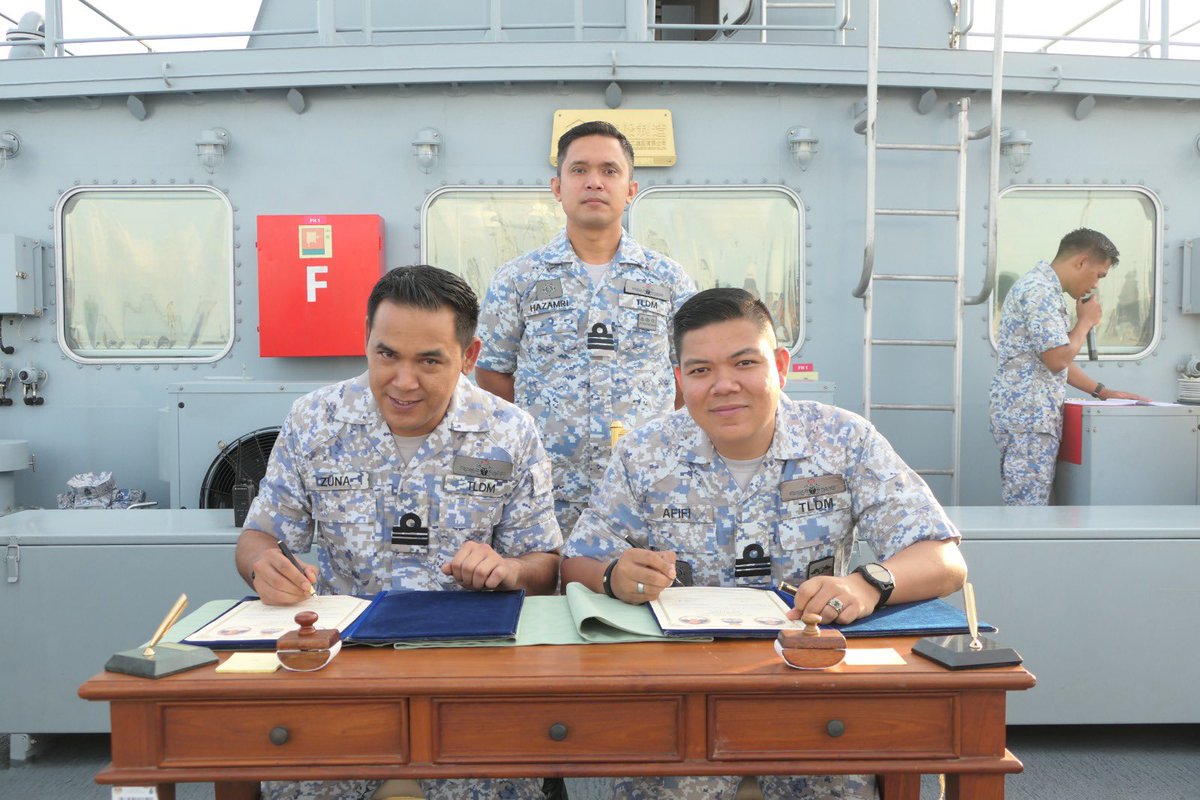 LMS_113's tweet photo. 27 Apr 24 - Majlis Serah Terima Tugas Pegawai Laksana diantara Lt Kdr Mohd Zunawani bin Kasim TLDM dan Lt Kdr Mohd Noor Afifi bin Mohd Nazri TLDM yg disempurnkan oleh Pegawai Memerintah. Majlis Sambutan Hari Lahir &amp; penyampaian hamper kpd warga yg baru menimang cahaya mata. https://t.co/ZcFY49pfIk