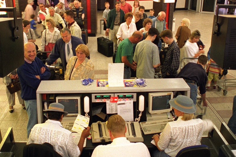 33 of the best photos take you back to Leeds Bradford Airport in the 1990s tinyurl.com/357unust #Leeds #1990s