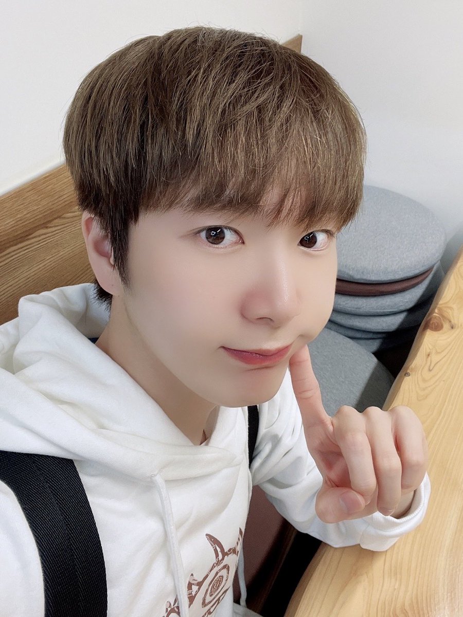 OmegaX_members's tweet photo. [#OX]

집에 갈 시간이야~

#OMEGA_X #오메가엑스 
#케빈 #KEVIN https://t.co/CXsnHaXnbN