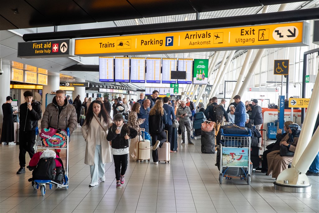 Drukte aan begin meivakantie op Schiphol, twee reizigers flauwgevallen rtl.nl/nieuws/rtl-z/a…