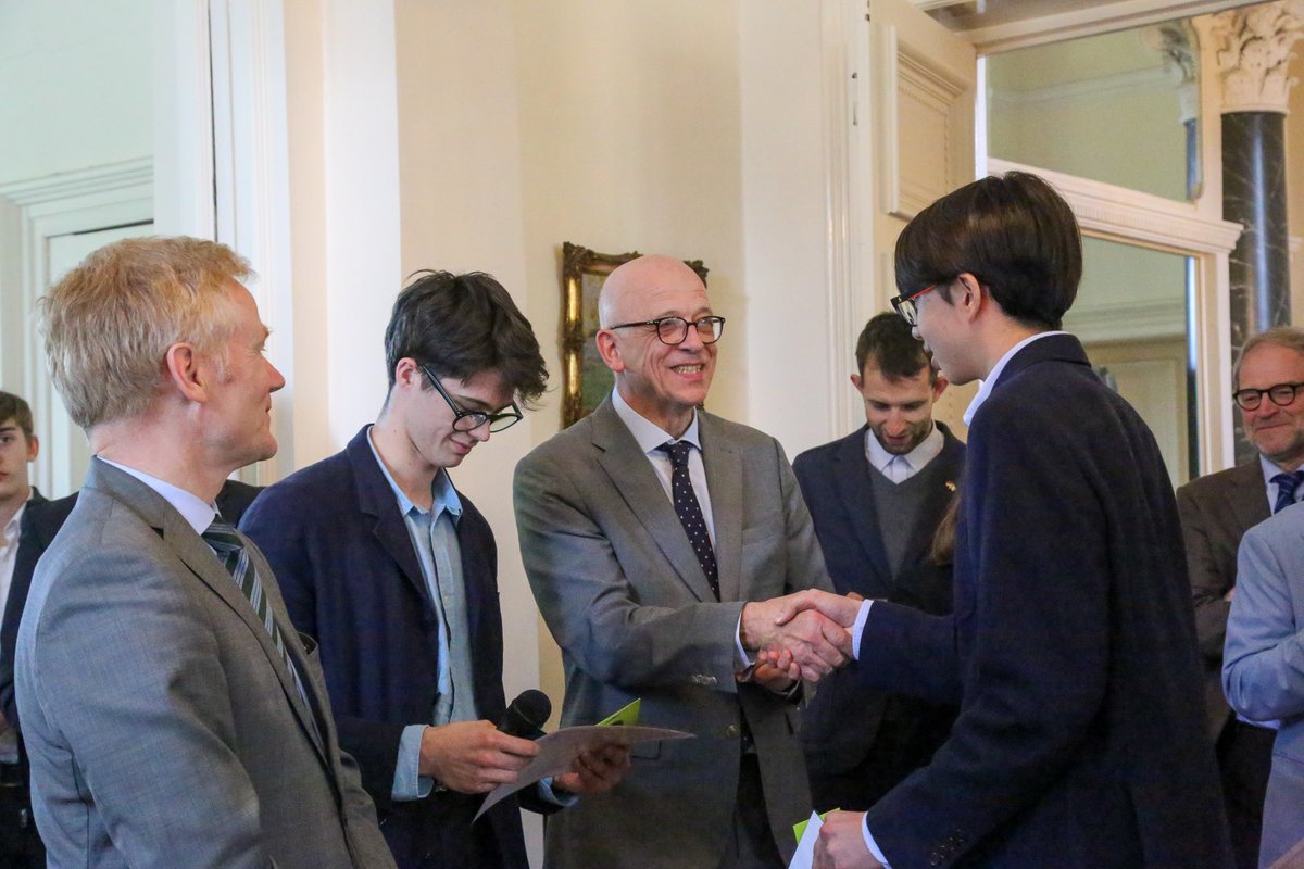 Un final en apothéose pour #lacourseaunombres, lauréats et organisateurs reçus à la résidence de l'ambassadeur de France @FranceinIreland. Un bel événement organisé avec nos partenaires et amis de @StKiliansDS à l'année prochaine @GERMANYinIRL  !