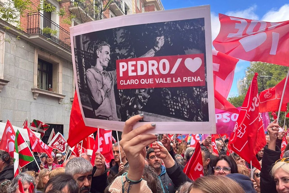 Lluvia, lágrimas, mensajes de apoyo y gritos de 'convéncele': la manifestación en Ferraz, en imágenes socy.es/4cqrt2