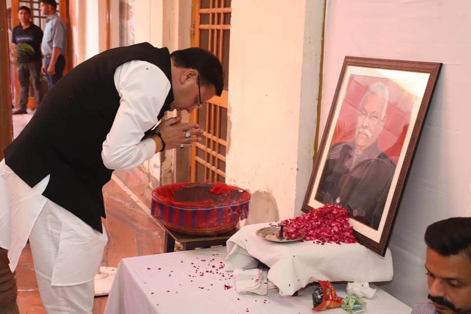 sushantsinghbjp's tweet photo. उत्तराखण्ड के माननीय मुख्यमंत्री श्री @pushkardhami जी ने आज रतुपुरा स्थित पैतृक निवास पहुँचकर परमपूज्य पिताजी स्व० कुँवर सर्वेश कुमार सिंह जी (पूर्व सांसद, मुरादाबाद) को अपनी भावपूर्ण श्रद्धांजलि अर्पित की तथा असीम दुख की घड़ी में परिवार को संबल प्रदान किया । https://t.co/mj1QTs5RQt