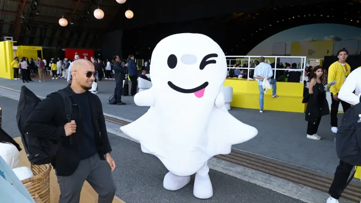 Las acciones de #Snap se disparan un 28%. Los ingresos por #Publicidad ascendieron a 1.110 millones de dólares en el primer trimestre. #Snapchat #MarketingDigital #RealidadAumentada cnbc.com/2024/04/26/sna…