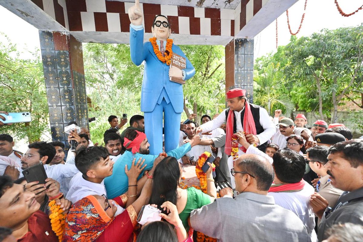 'संविधान ही संजीवनी है।' माननीय राष्ट्रीय अध्यक्ष श्री अखिलेश यादव जी ने रसूलाबाद में बाबा साहब भीमराव अंबेडकर जी की प्रतिमा पर माल्यार्पण कर उन्हें नमन किया।