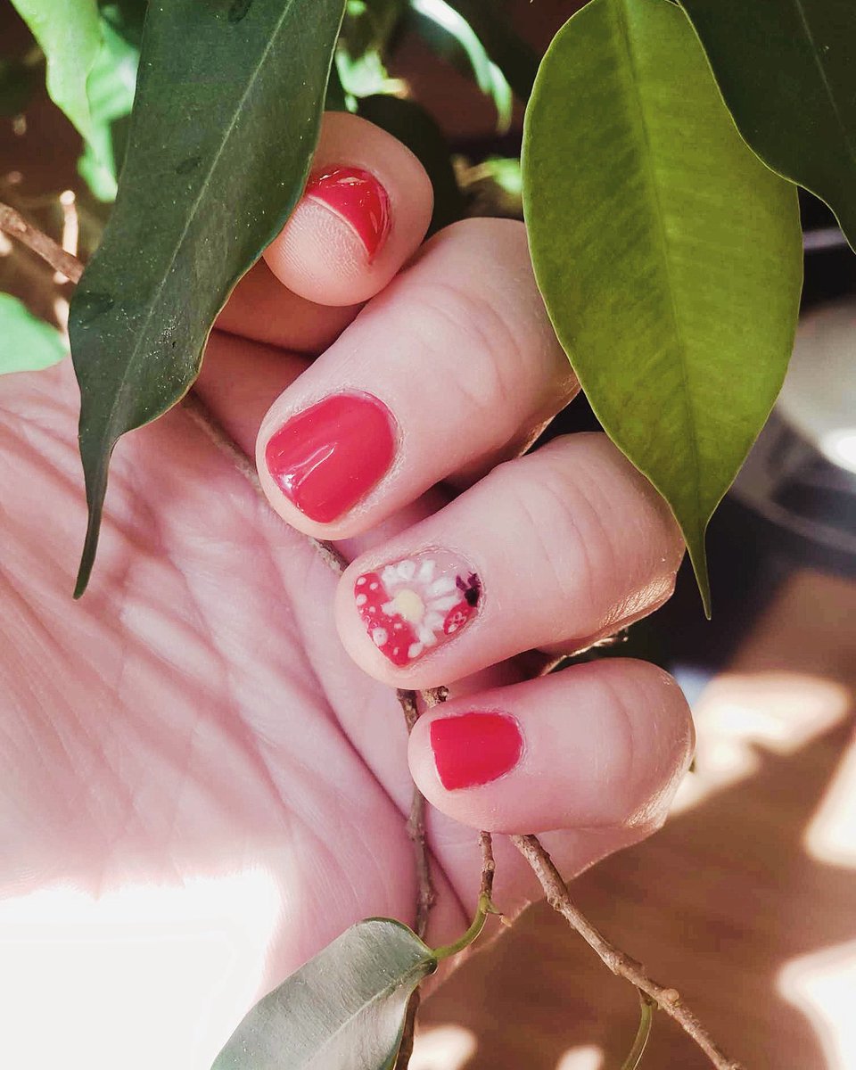 Pretty Shellac manicure by Leslie! Call or #bookonline at tranquilitynh.com.

#manicure #shellacmanicure #shellacnails #nailart #naturalnails #naturalnailcare #exeternhnails