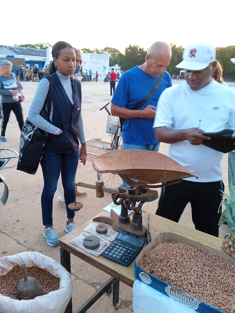 CAMCotorro's tweet image. Hoy los delegados que integran las Comisiones Permanentes de Trabajo de la #AMPP realizan control y fiscalización en la Feria Comercial y Agropecuaria en la Plaza 26 de Julio.
Se interesan por las ofertas y sus precios, calidad de los productos,la higiene.
@YaimaValle1
@PYerandi