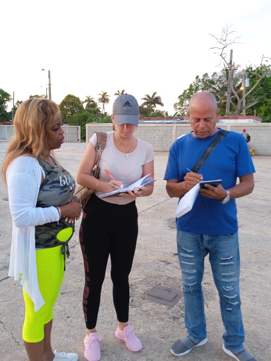 CAMCotorro's tweet image. Hoy los delegados que integran las Comisiones Permanentes de Trabajo de la #AMPP realizan control y fiscalización en la Feria Comercial y Agropecuaria en la Plaza 26 de Julio.
Se interesan por las ofertas y sus precios, calidad de los productos,la higiene.
@YaimaValle1
@PYerandi