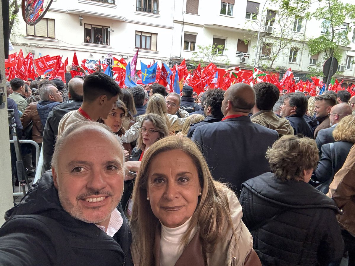 Defendiendo nuestra Democracia y apoyando a nuestro Presidente, @sanchezcastejon junto a grandes amig@s y compañer@s.