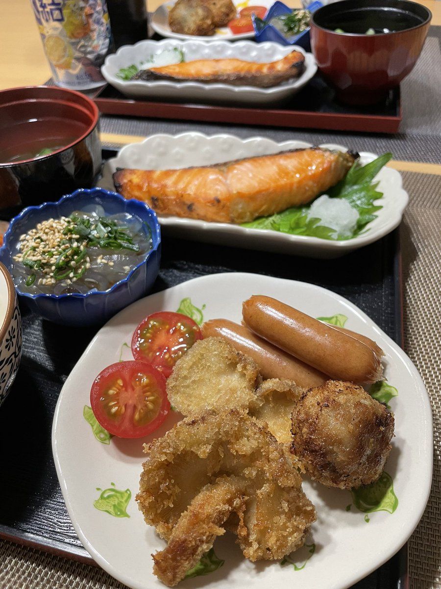 椎茸フライと塩鮭で晩ごはん🍚 リクエストでウインナーも！ 椎茸だけでもフライは最高！ 鮭は焼くより茹でる！って調理法みて試してみたかったけどやっぱ焼き目が美味し😋