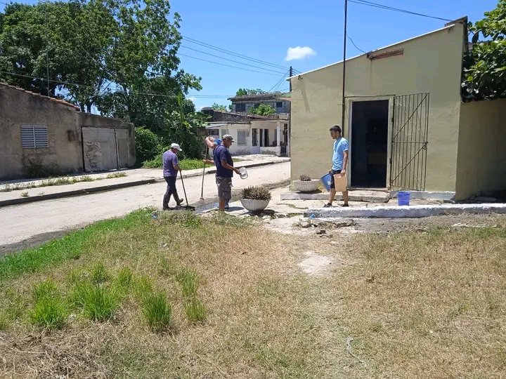 Nuestras sedes se preparan para celebrar este 1ro de mayo como lo exige el momento actual. En Los Arabos se trabaja intensamente en las labores de embellecimiento para esperar la fecha. Siempre por una Patria viva, unida y victoriosa. #FiscaliaMatancera #MatancerosEnVictoria