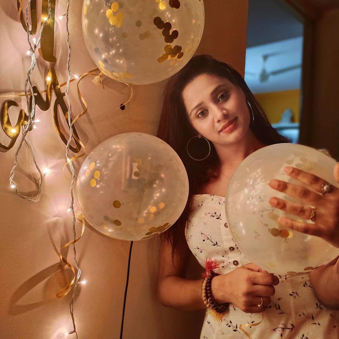 The Indian actress Keerthi Bhat🇮🇳🎈#keerthibhat #indianactress #indiangirl #biggboss #naturalgirl #cutegirl #naturalnails #prettyhands #whiteoutfit #balloons