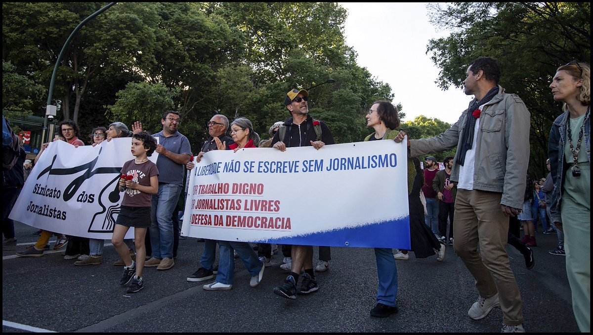 O SJ assinala com felicidade e respeito o modo como, no dia 25 de abril, o país insubmisso mostrou de norte a sul, nas ilhas e em particular  nos grandes desfiles de Lisboa e do Porto, que está vigilante na defesa dos direitos conquistados na revolução de 1974. 📷Micaela Neto