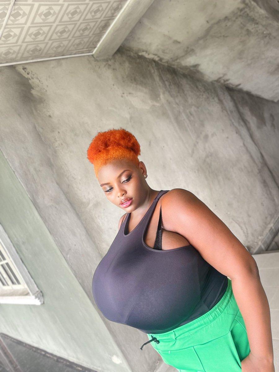 Busty Queen for a reason ♉️👸👑