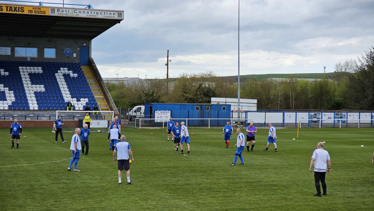 Fantastic day with @Lauren_BennieUK at @StranraerFC yesterday with @ScotVArthritis @VersusArthritis meeting our Walking Football group. 40+ men come together weekly to play games and keep up health. Amazing feeling in the air, topped of with visit from our local Walking group.